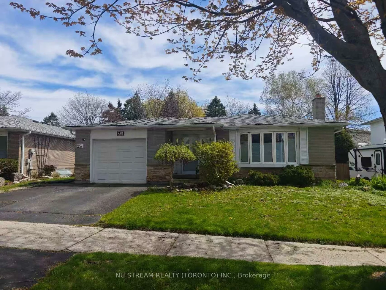 25, Bigwin, Aurora Heights, Aurora