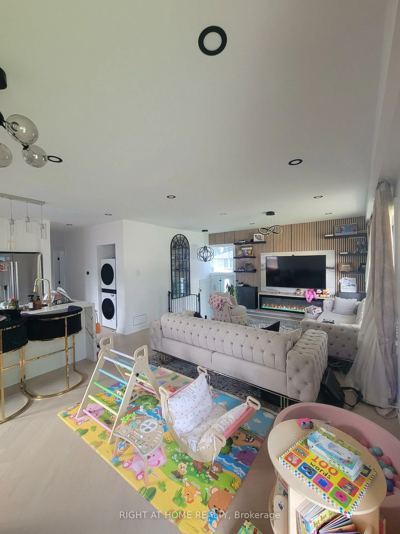 1, Huron, Aurora Heights, Aurora