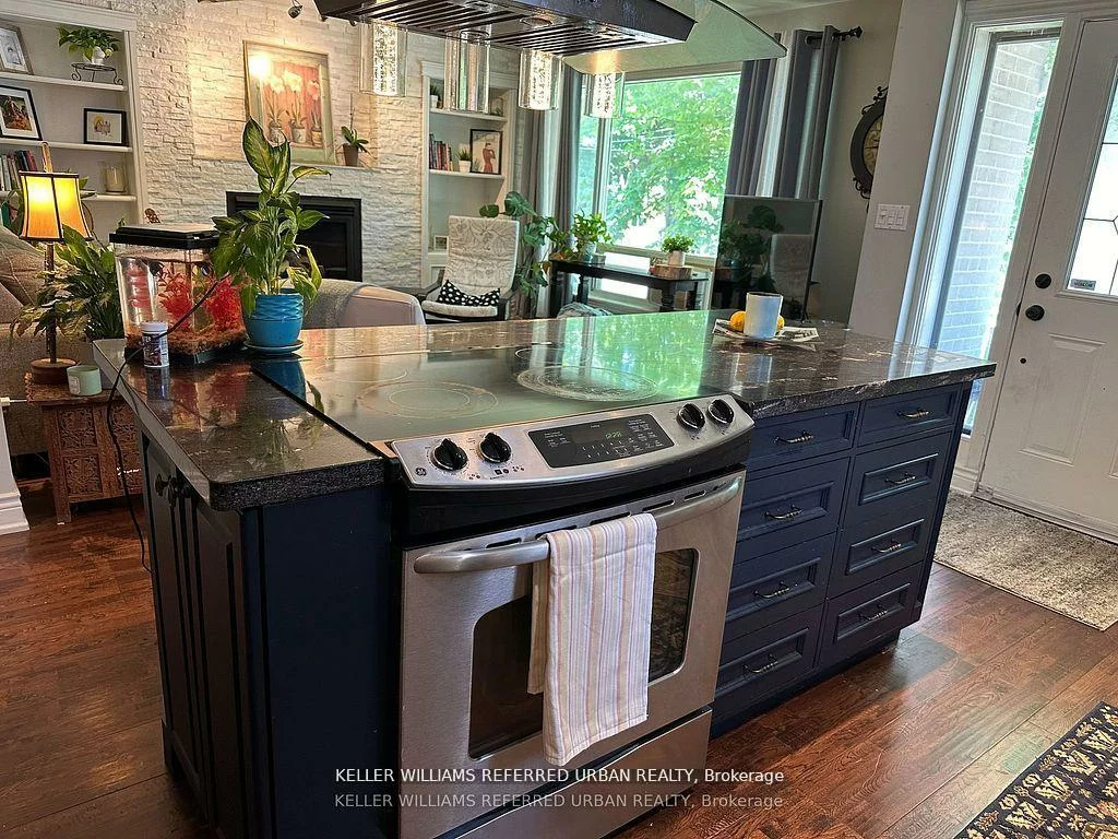 30, Collins, Aurora Heights, Aurora