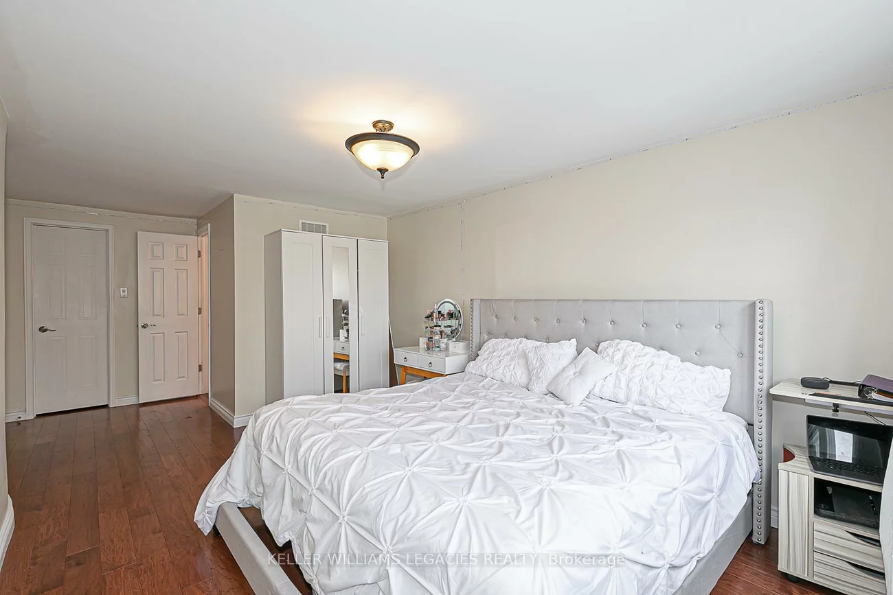 33, Moffat, Aurora Heights, Aurora