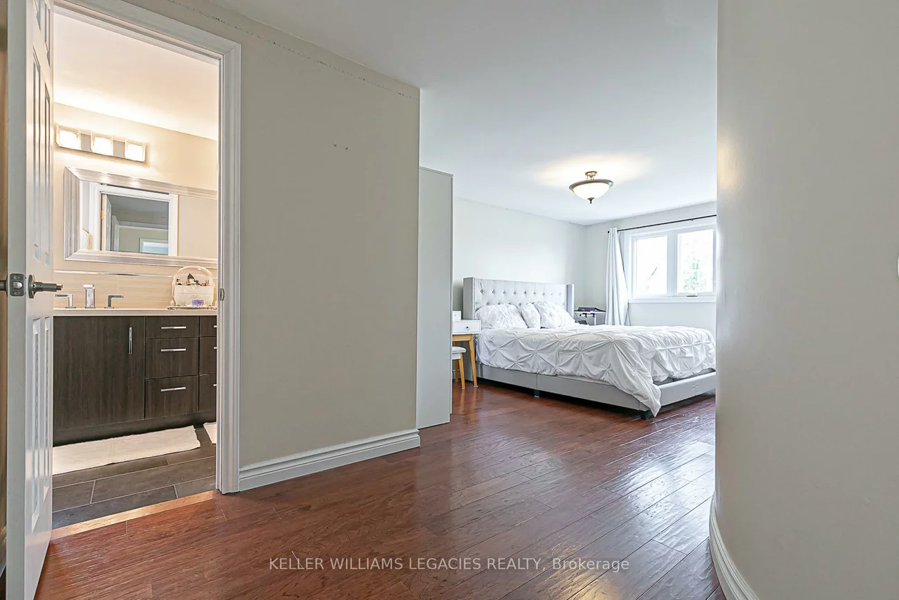 33, Moffat, Aurora Heights, Aurora