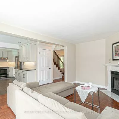 33, Moffat, Aurora Heights, Aurora