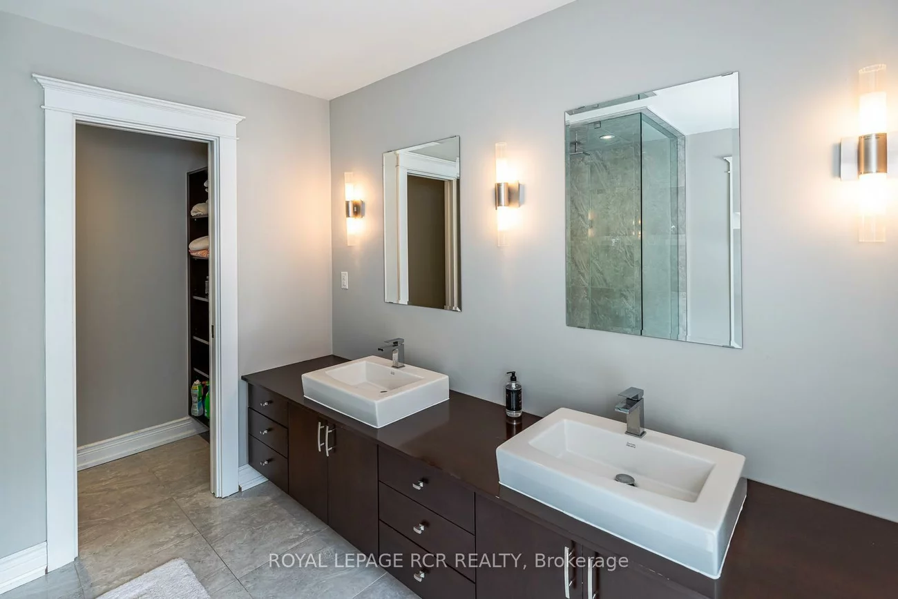 53, Metcalfe, Aurora Village, Aurora