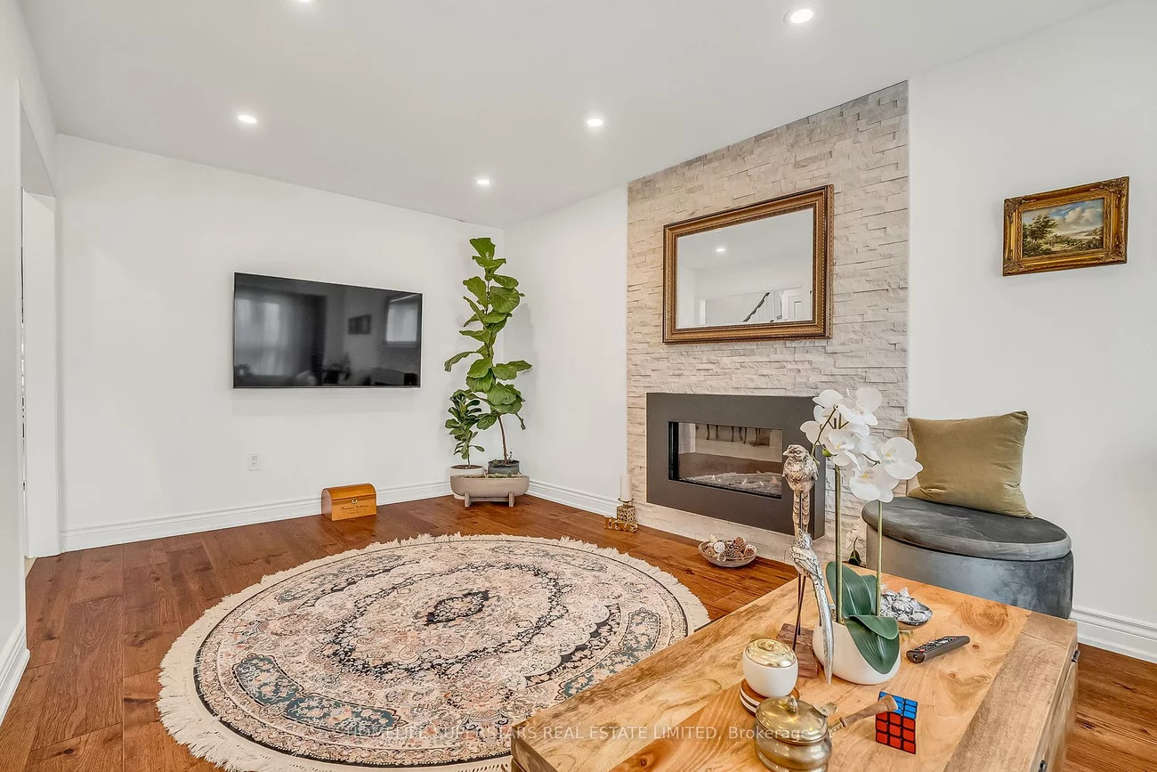 38, Baycroft, Aurora Heights, Aurora