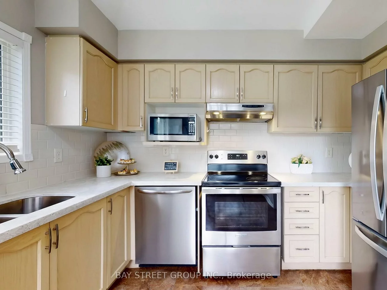 116, Woodroof, Bayview Wellington, Aurora