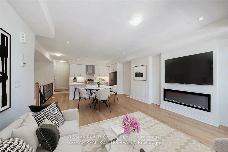 12, Griffith, Bayview Northeast, Aurora