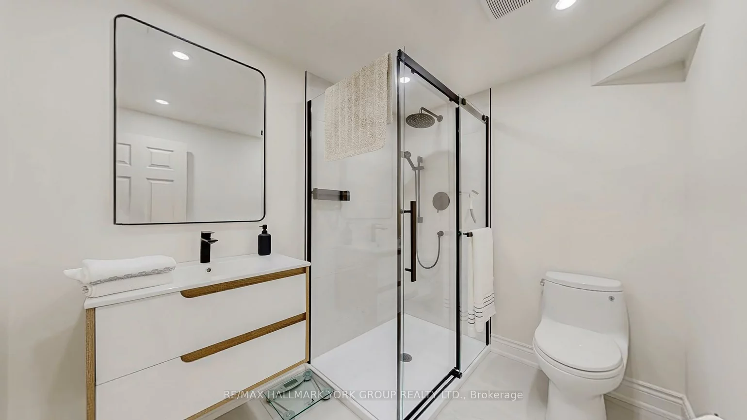 213, Kemano, Aurora Heights, Aurora