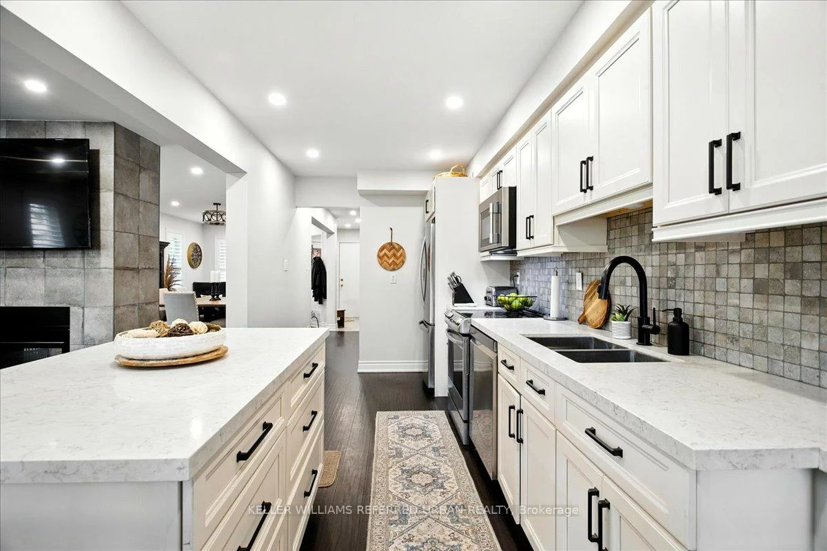 373, Pinnacle, Bayview Wellington, Aurora