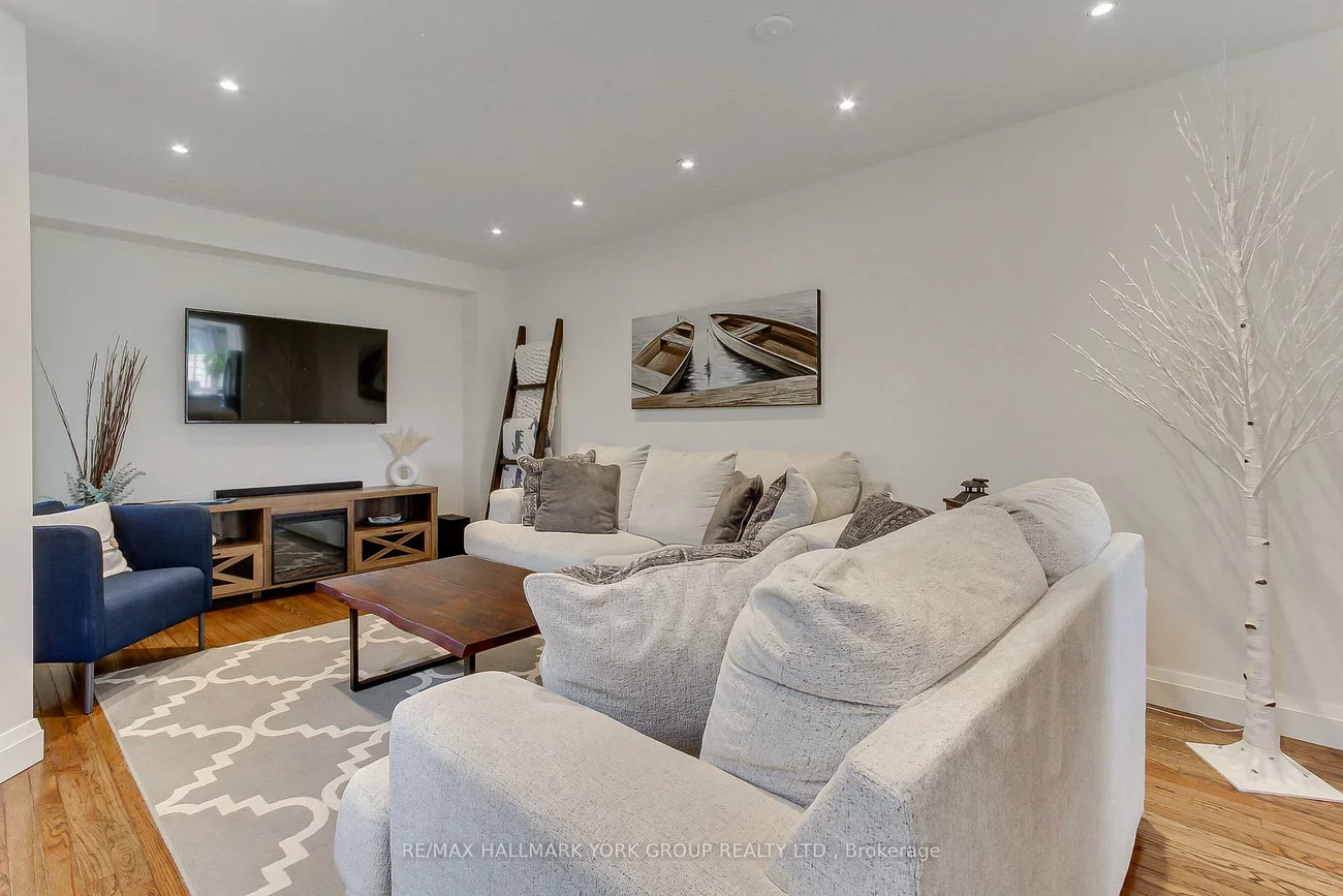 316, Pinnacle, Bayview Wellington, Aurora