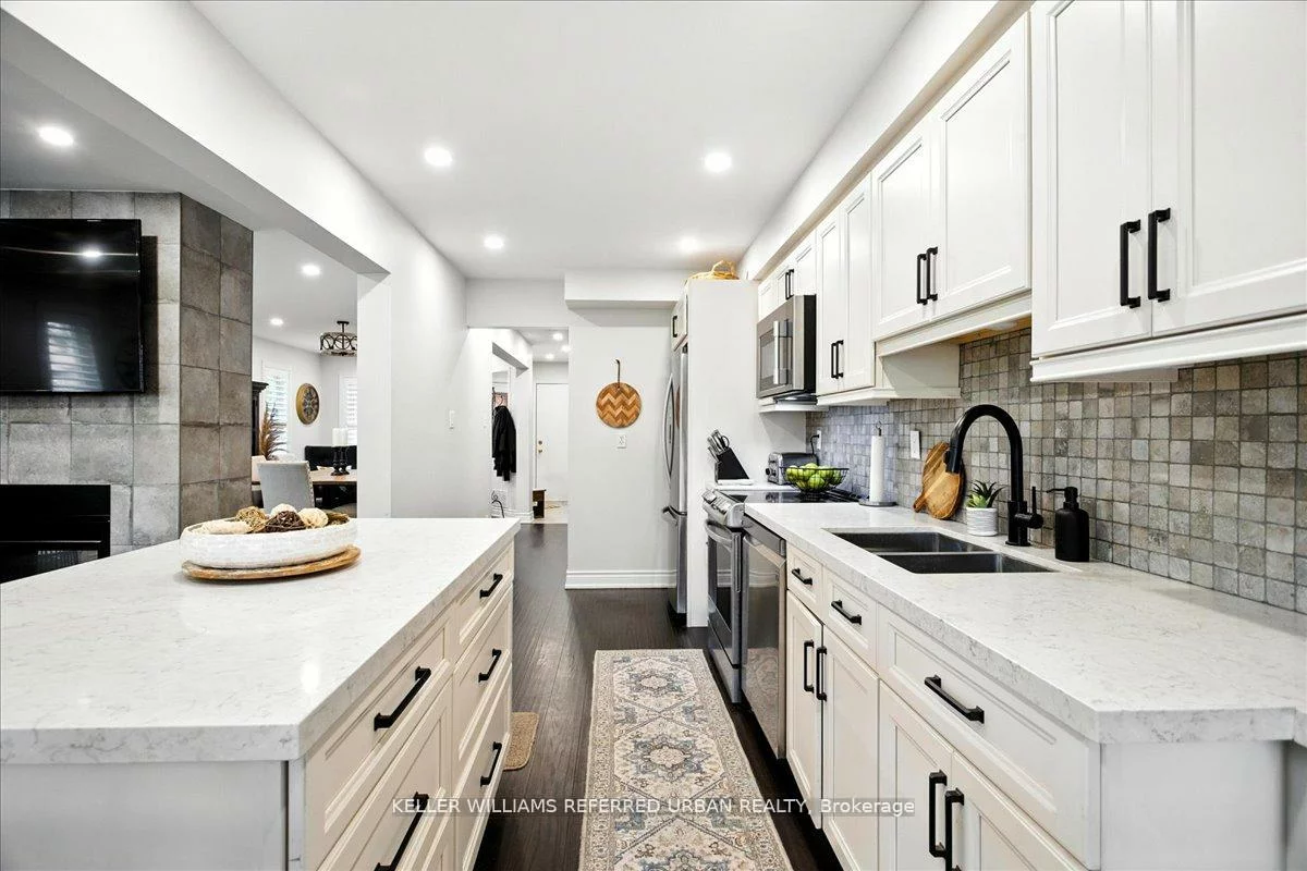 373, Pinnacle, Bayview Wellington, Aurora