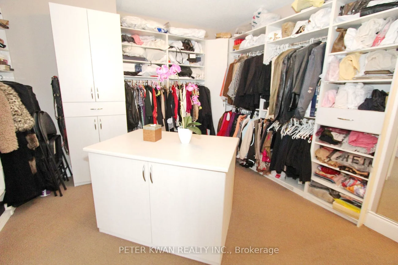 123, Carisbrooke, Bayview Southeast, Aurora