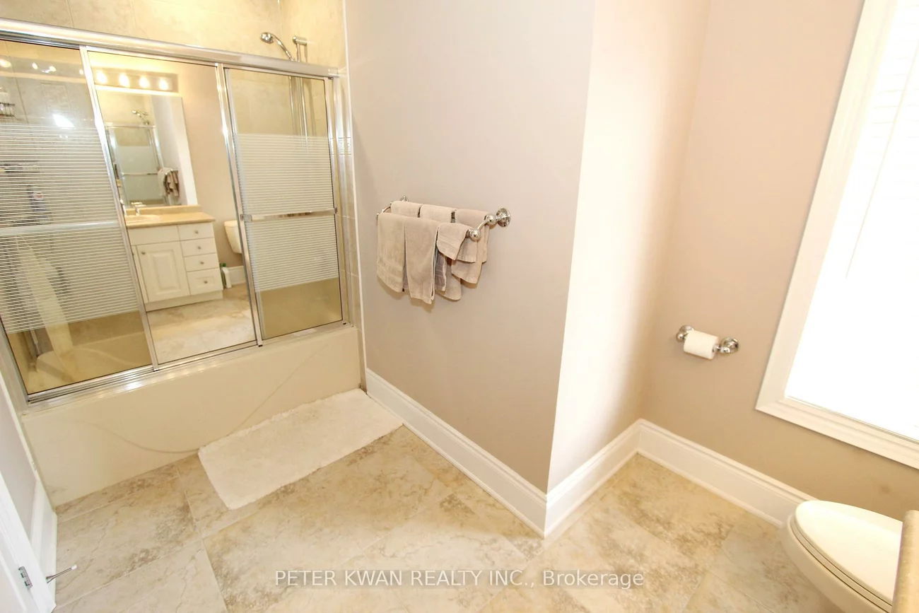 123, Carisbrooke, Bayview Southeast, Aurora