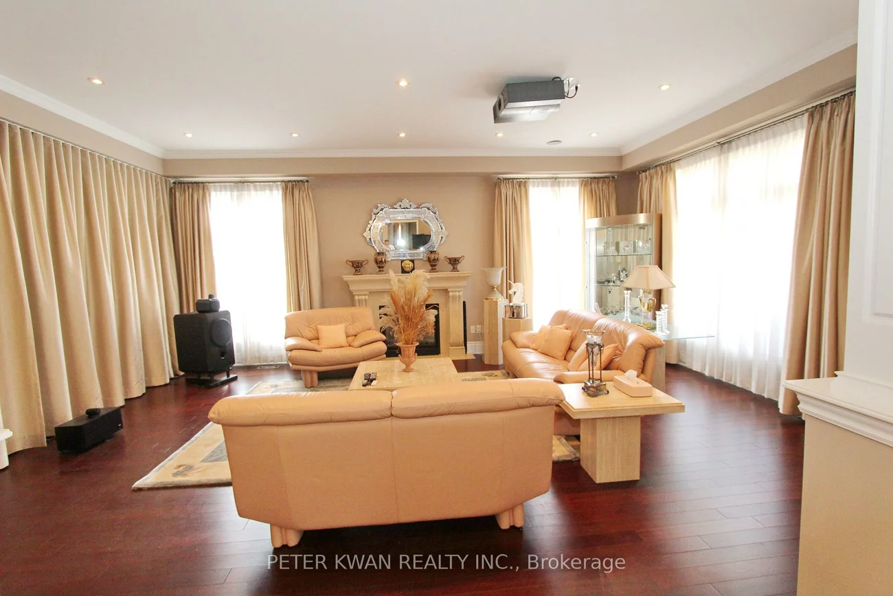 123, Carisbrooke, Bayview Southeast, Aurora