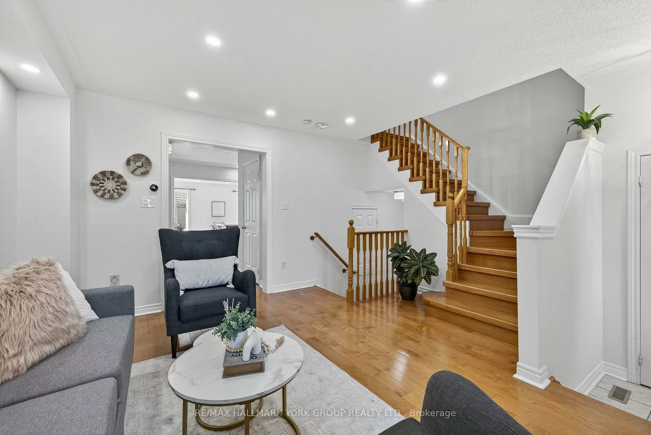 393, Hollandview, Bayview Wellington, Aurora
