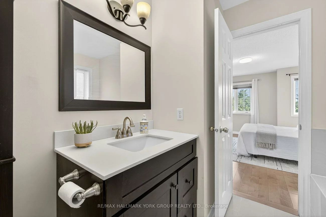 393, Hollandview, Bayview Wellington, Aurora