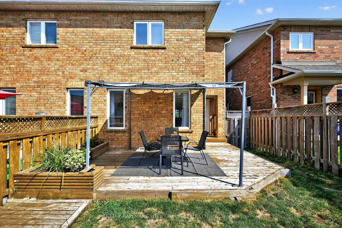 393, Hollandview, Bayview Wellington, Aurora