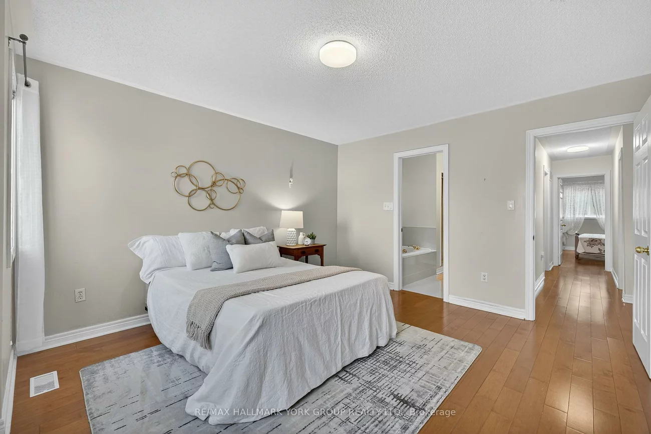 393, Hollandview, Bayview Wellington, Aurora