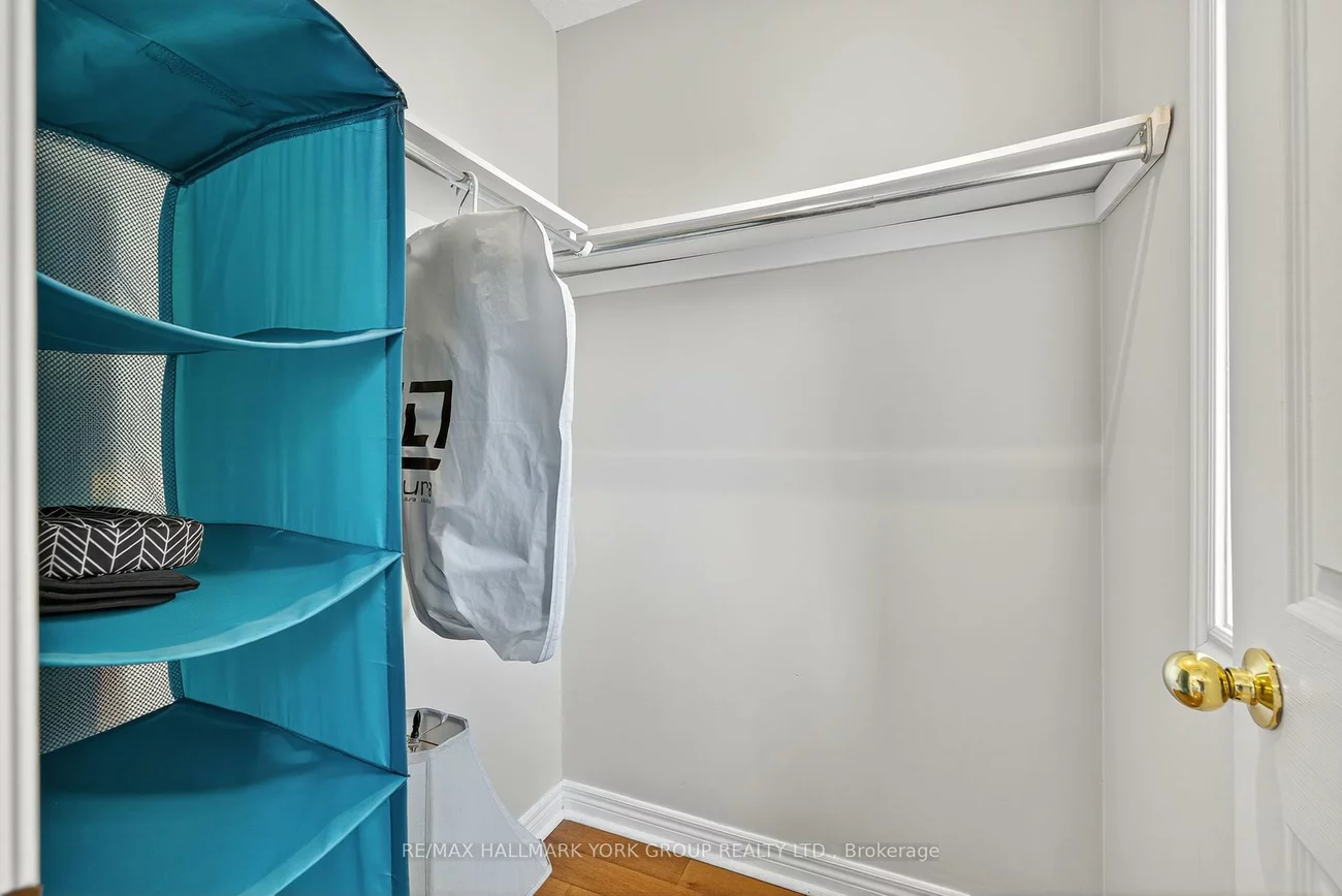 393, Hollandview, Bayview Wellington, Aurora