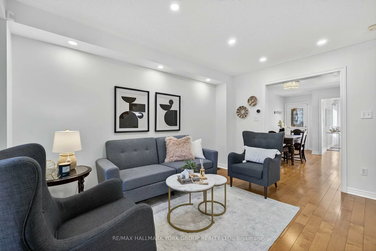 393, Hollandview, Bayview Wellington, Aurora