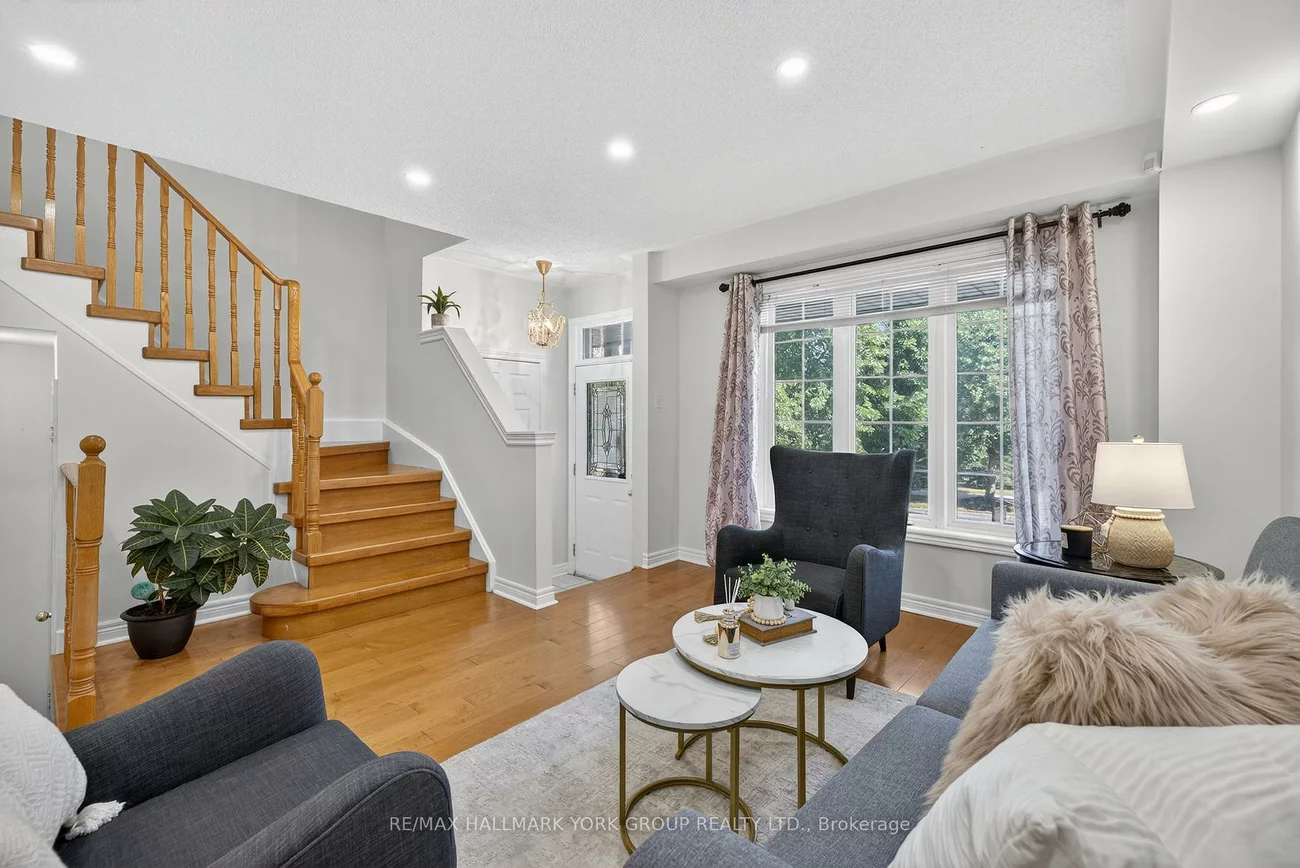 393, Hollandview, Bayview Wellington, Aurora