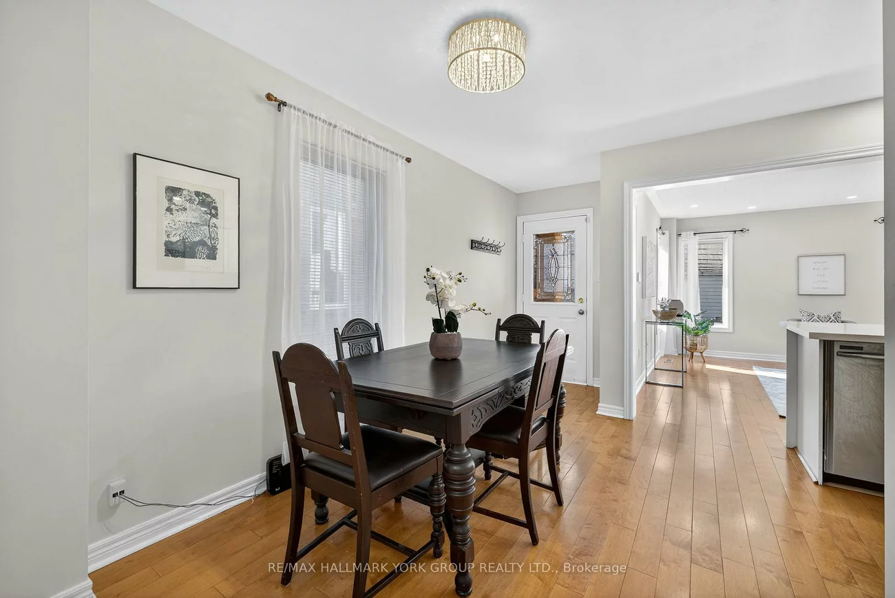 393, Hollandview, Bayview Wellington, Aurora