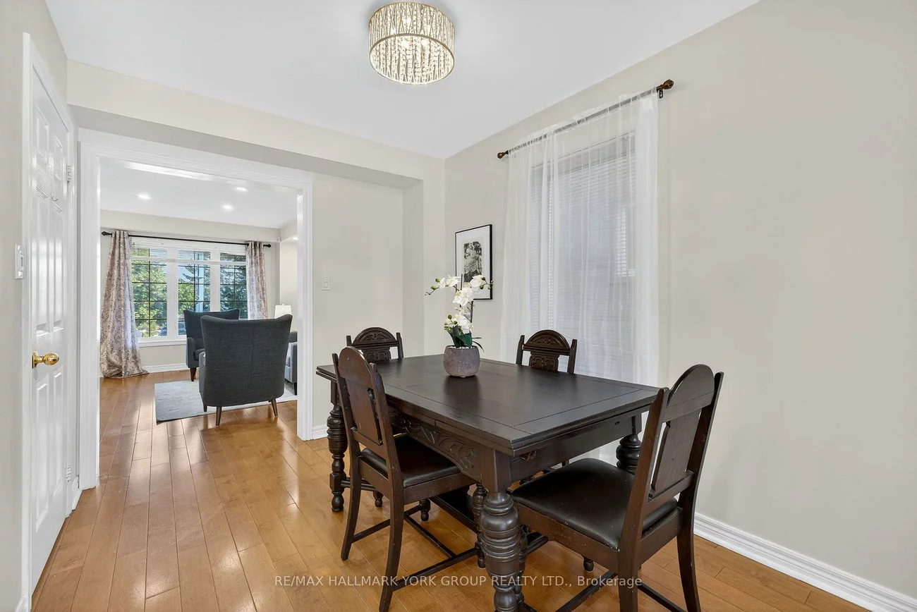 393, Hollandview, Bayview Wellington, Aurora