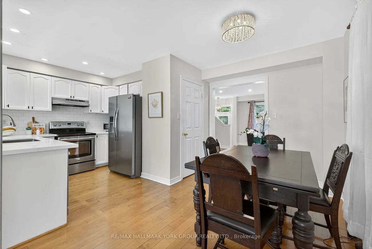 393, Hollandview, Bayview Wellington, Aurora