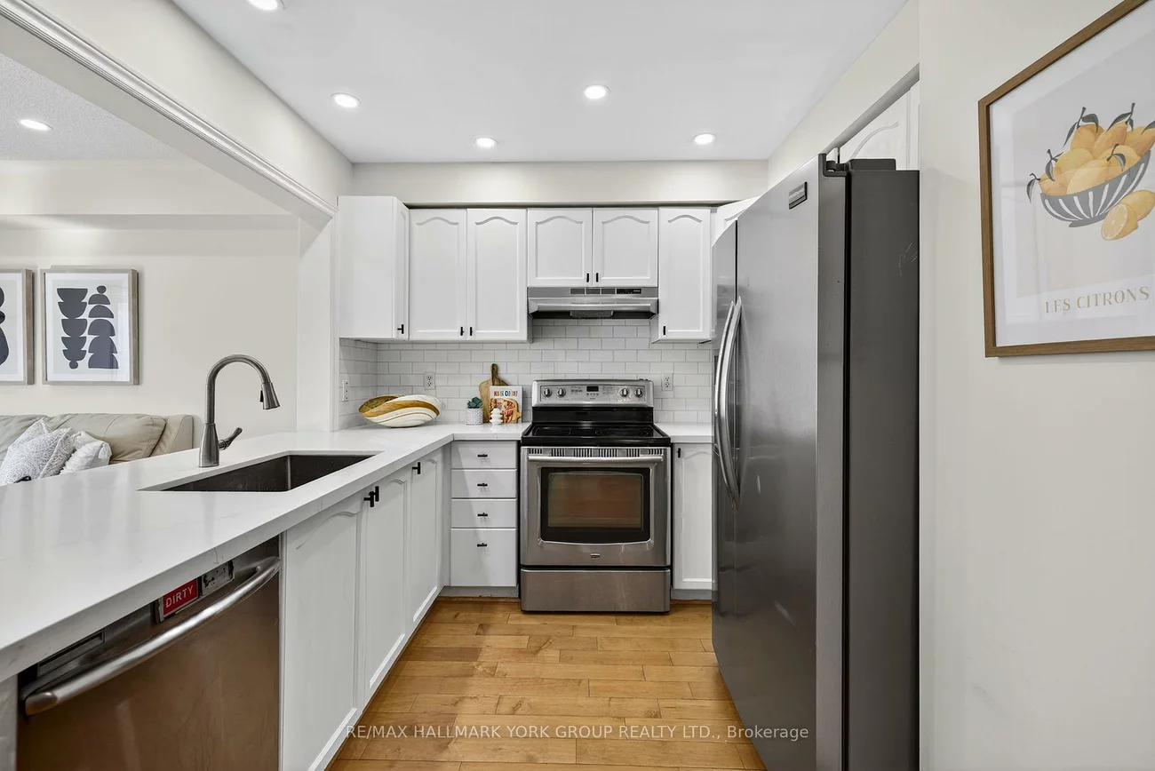 393, Hollandview, Bayview Wellington, Aurora