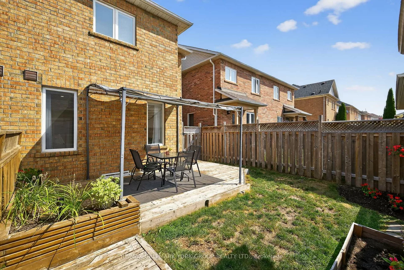 393, Hollandview, Bayview Wellington, Aurora