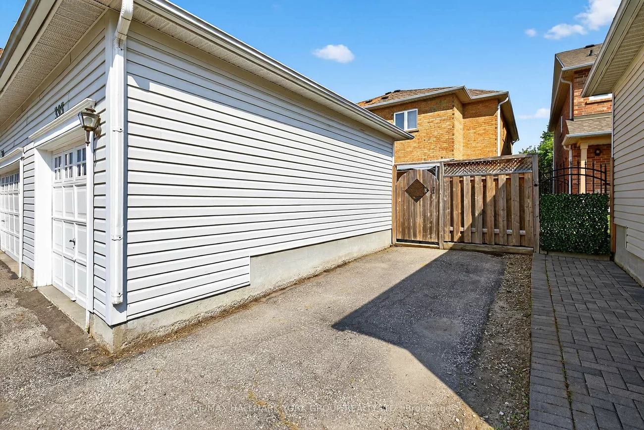 393, Hollandview, Bayview Wellington, Aurora