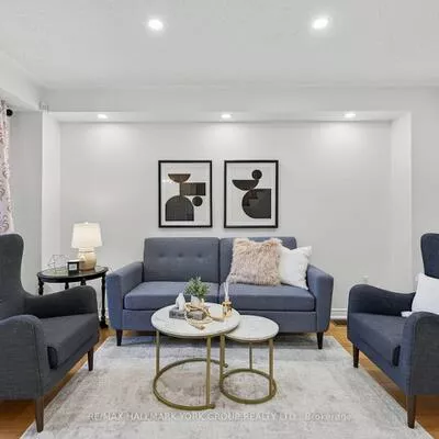 393, Hollandview, Bayview Wellington, Aurora