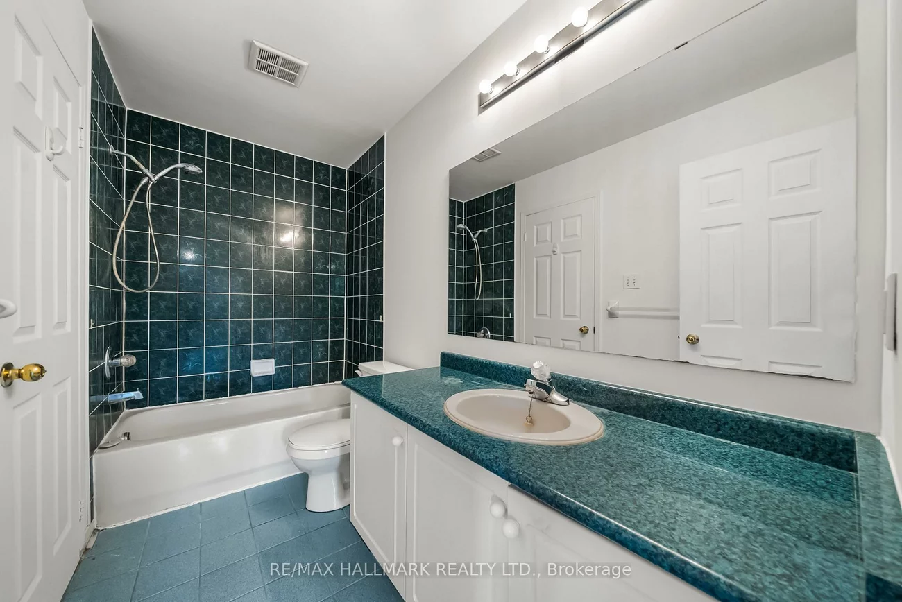 302, Pinnacle, Bayview Wellington, Aurora