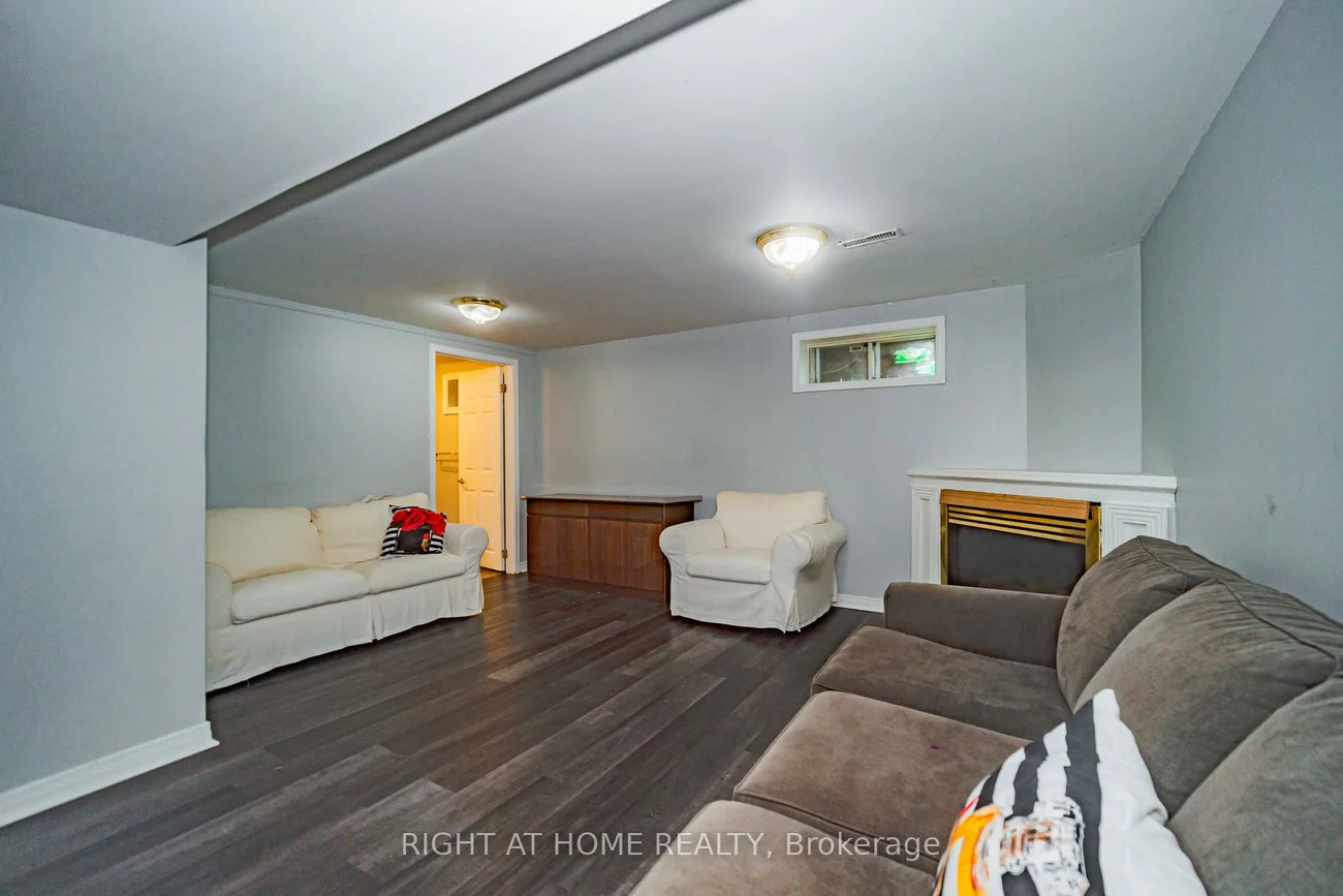 4, Devins, Aurora Heights, Aurora