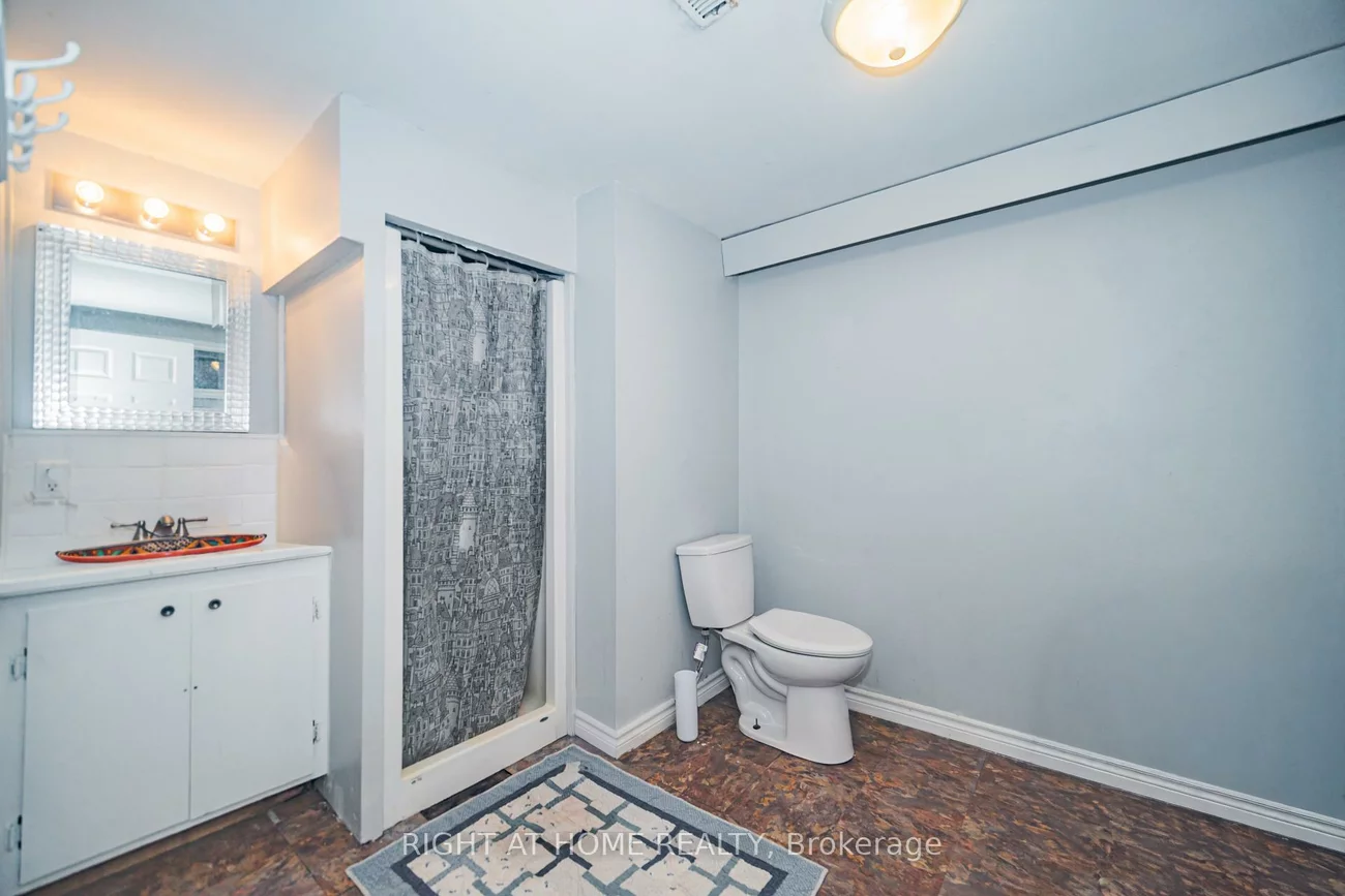 4, Devins, Aurora Heights, Aurora