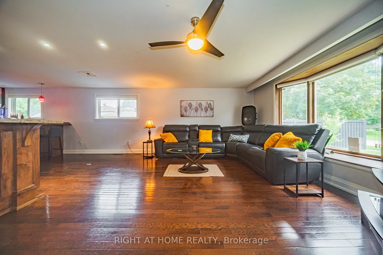 4, Devins, Aurora Heights, Aurora