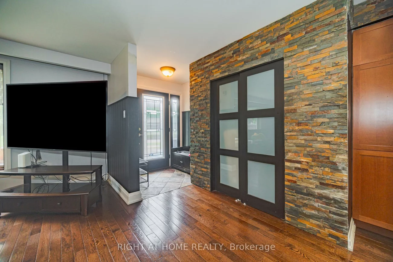 4, Devins, Aurora Heights, Aurora