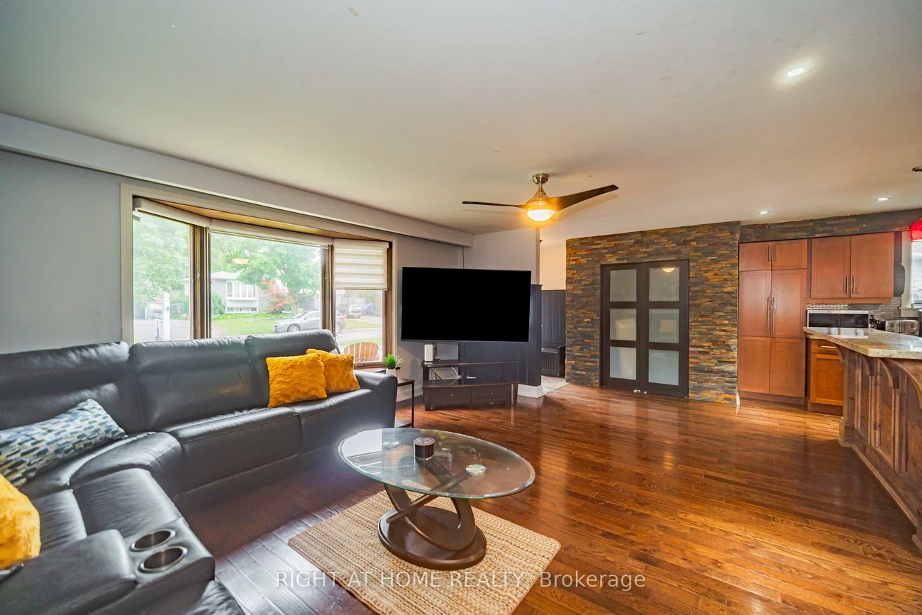 4, Devins, Aurora Heights, Aurora