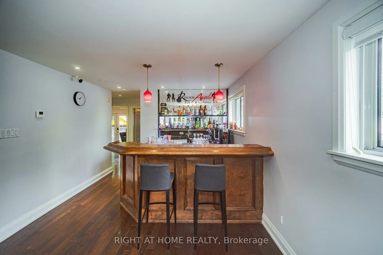 4, Devins, Aurora Heights, Aurora
