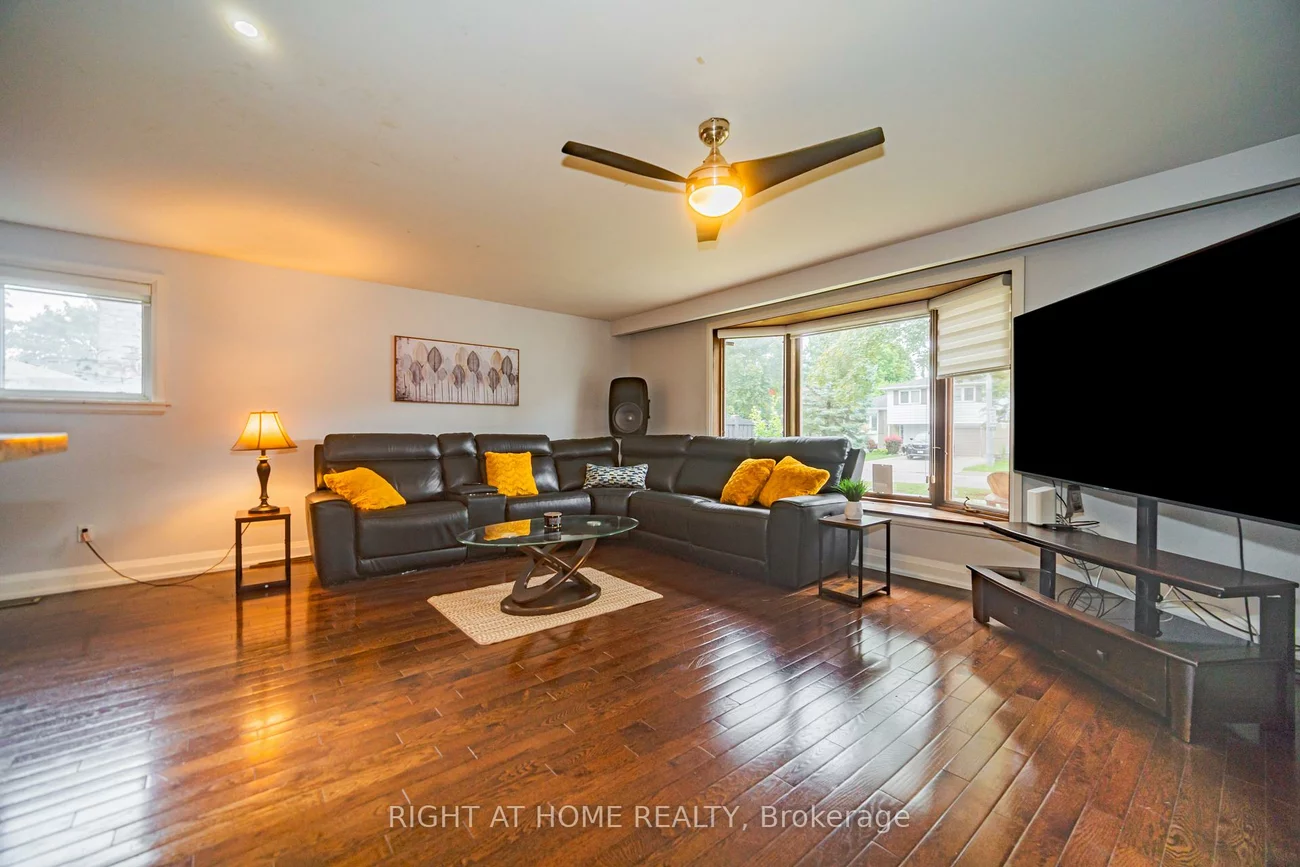 4, Devins, Aurora Heights, Aurora