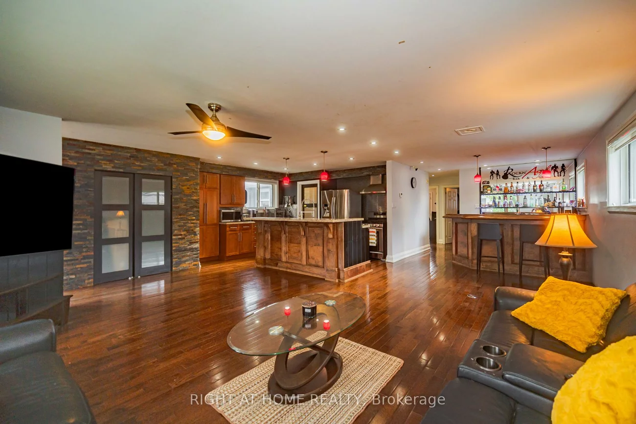 4, Devins, Aurora Heights, Aurora