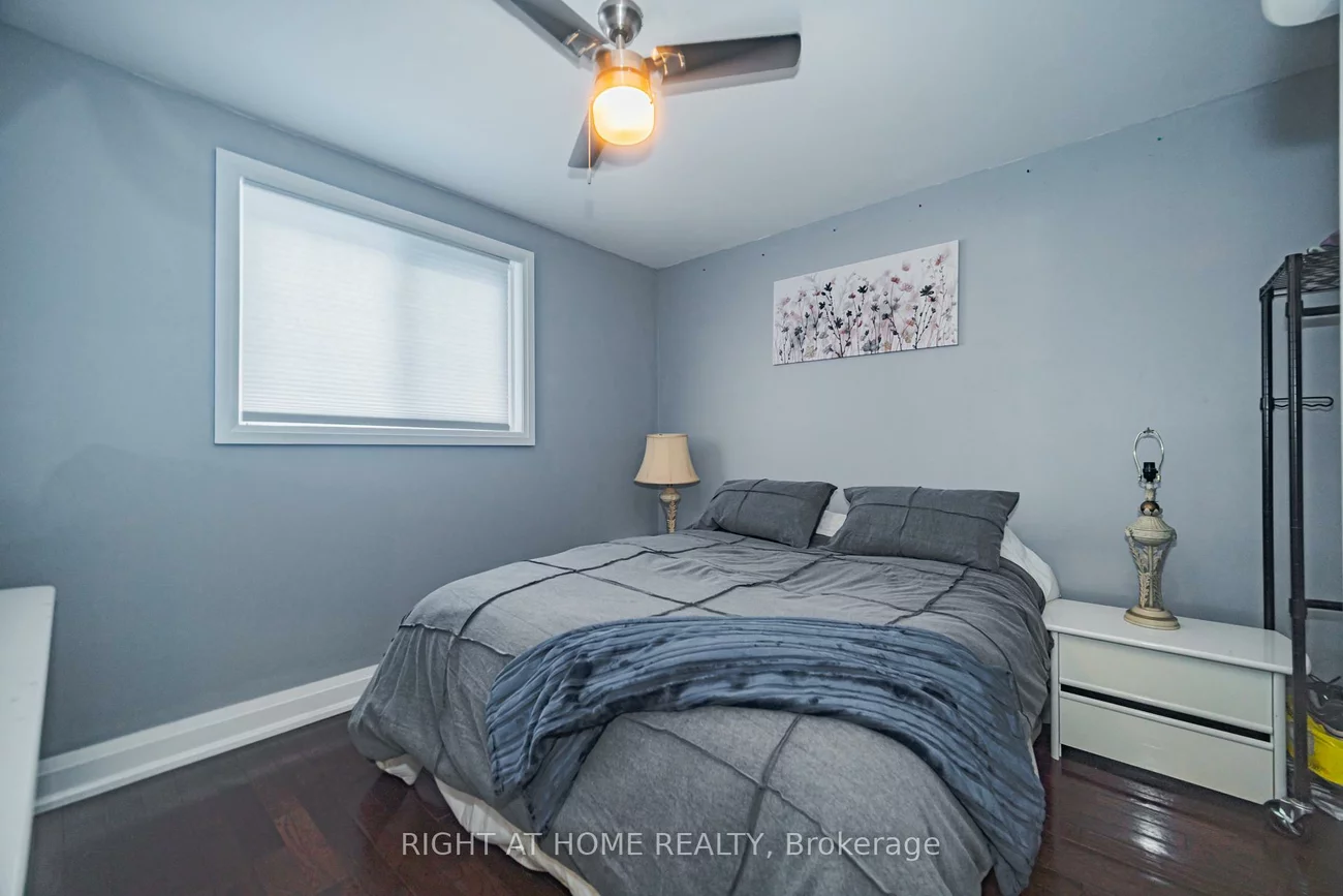 4, Devins, Aurora Heights, Aurora