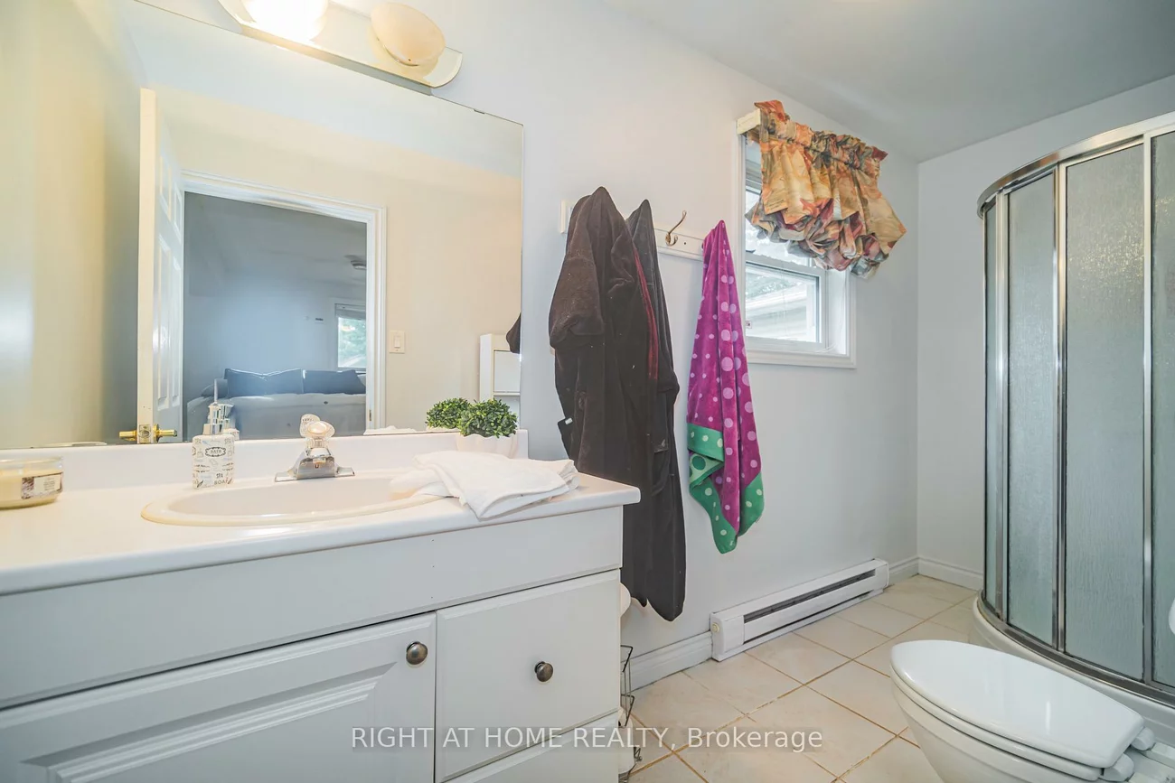 4, Devins, Aurora Heights, Aurora