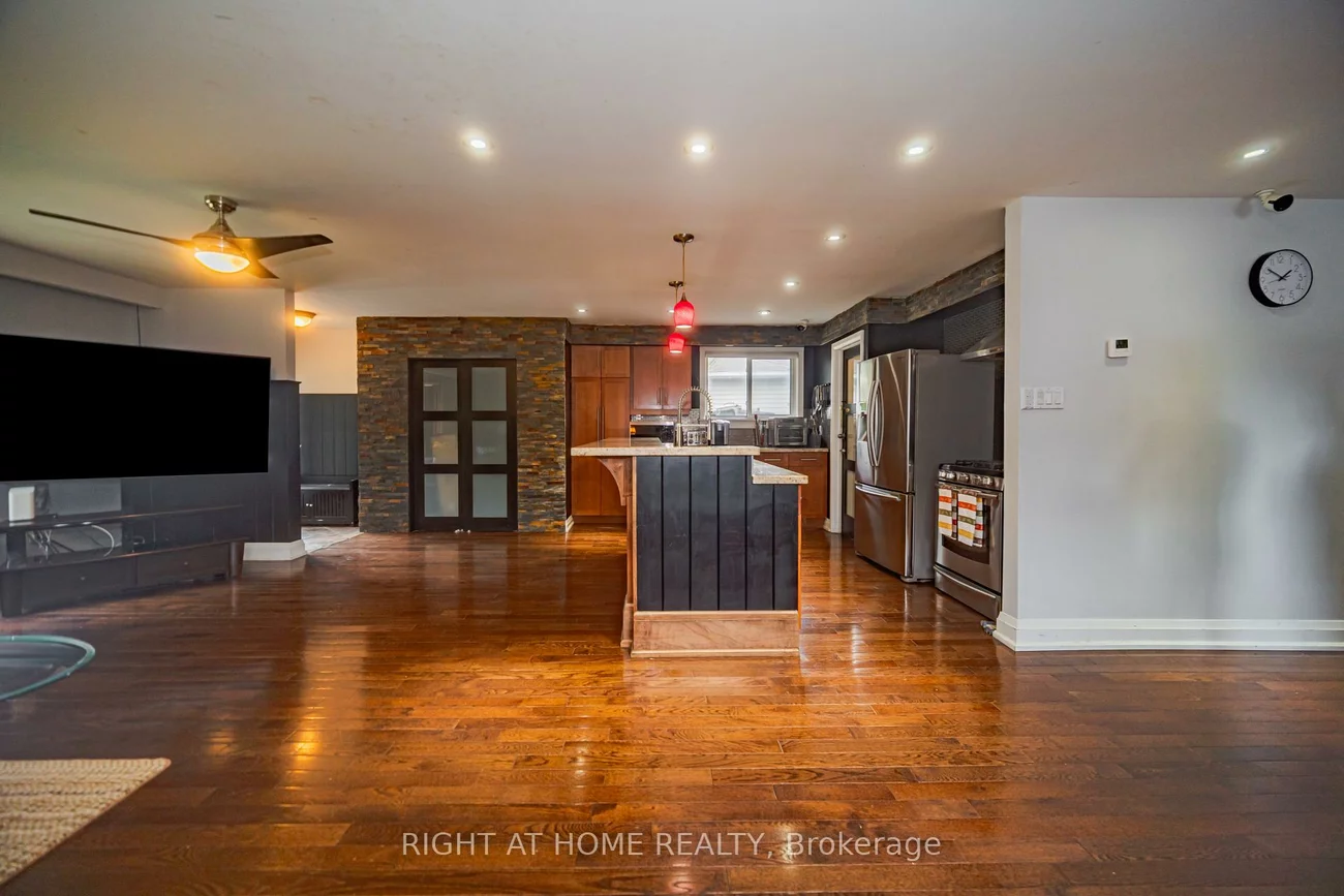 4, Devins, Aurora Heights, Aurora