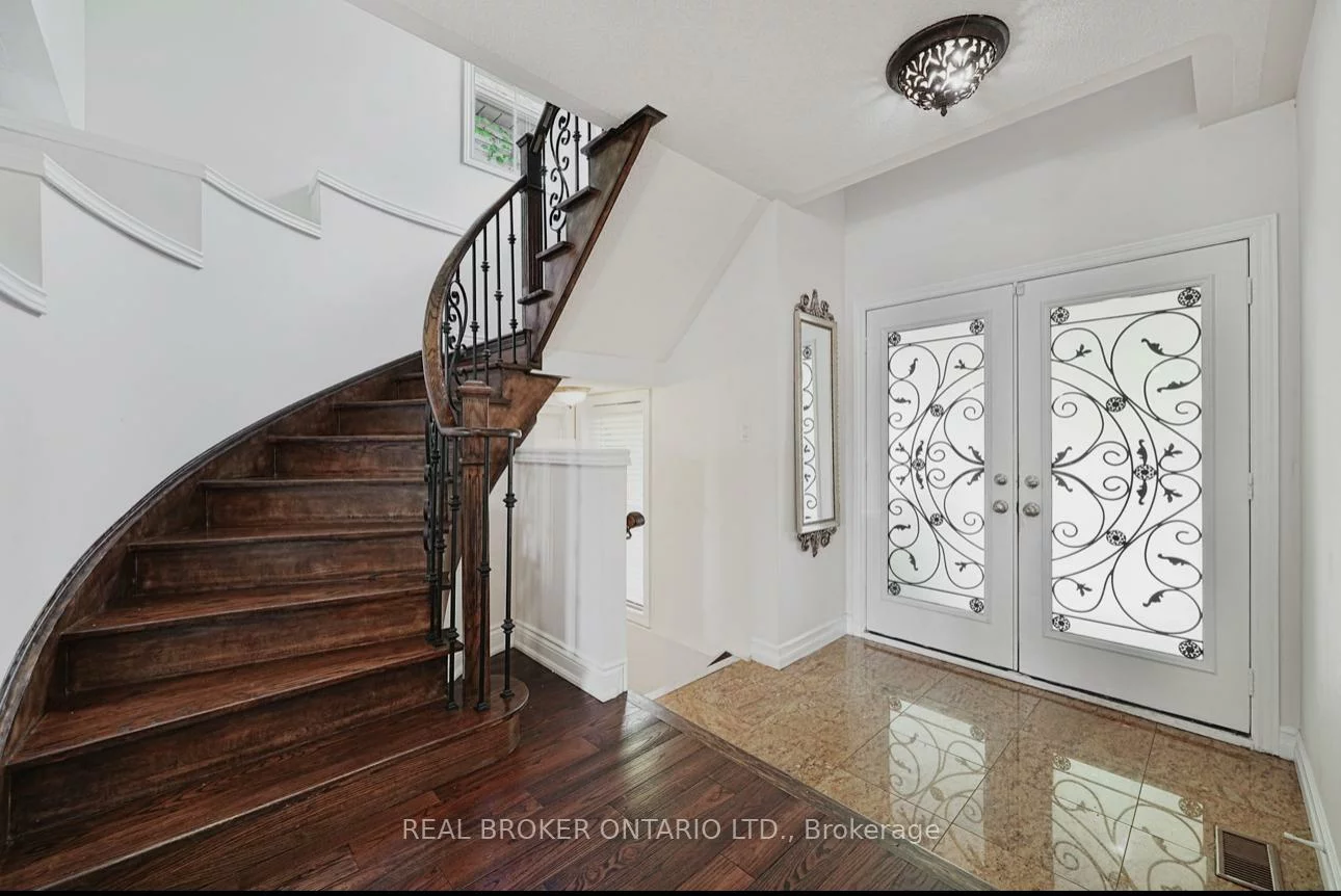 39, Woodroof, Bayview Wellington, Aurora