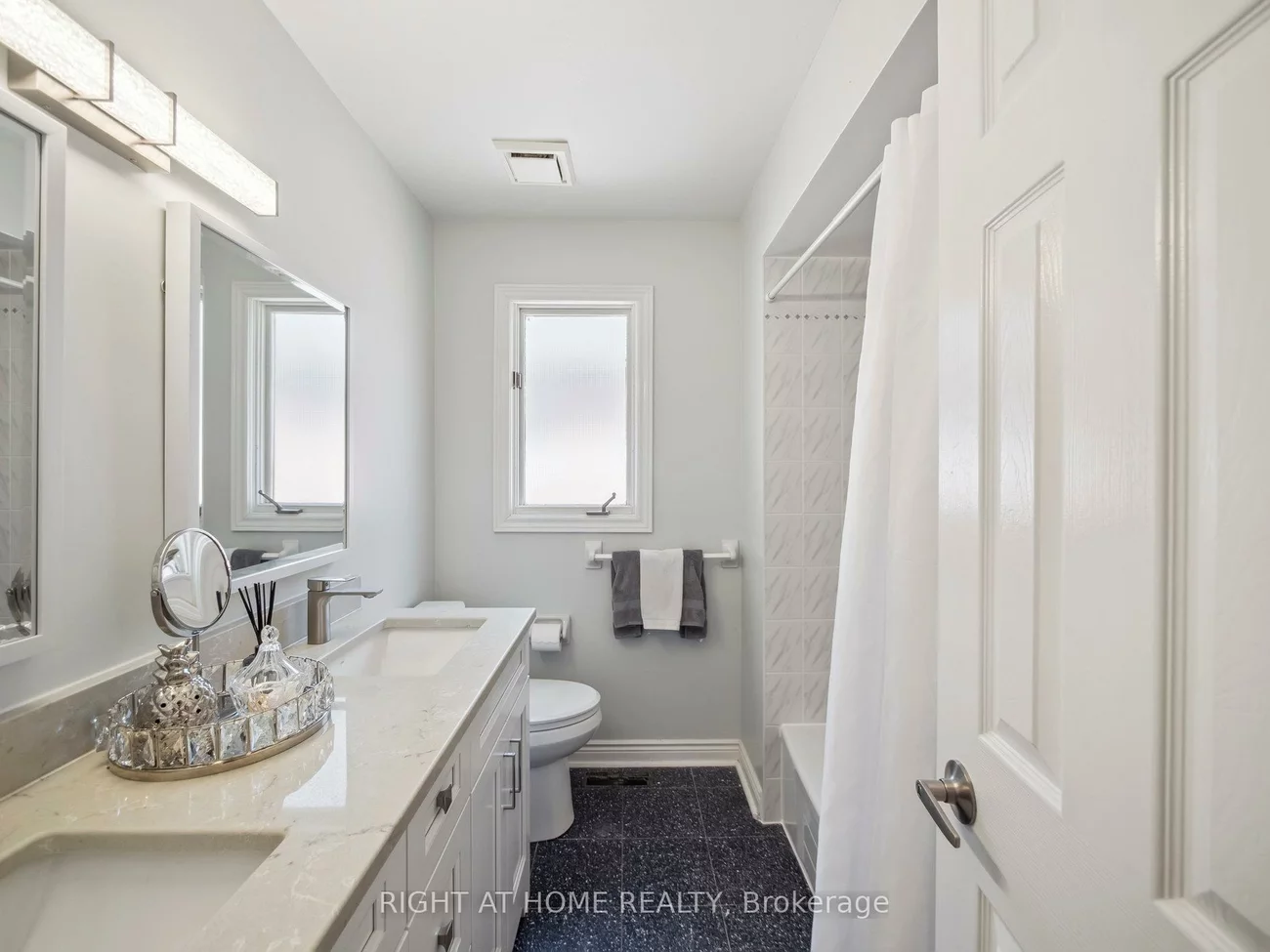 100, Carlyle, Aurora Highlands, Aurora