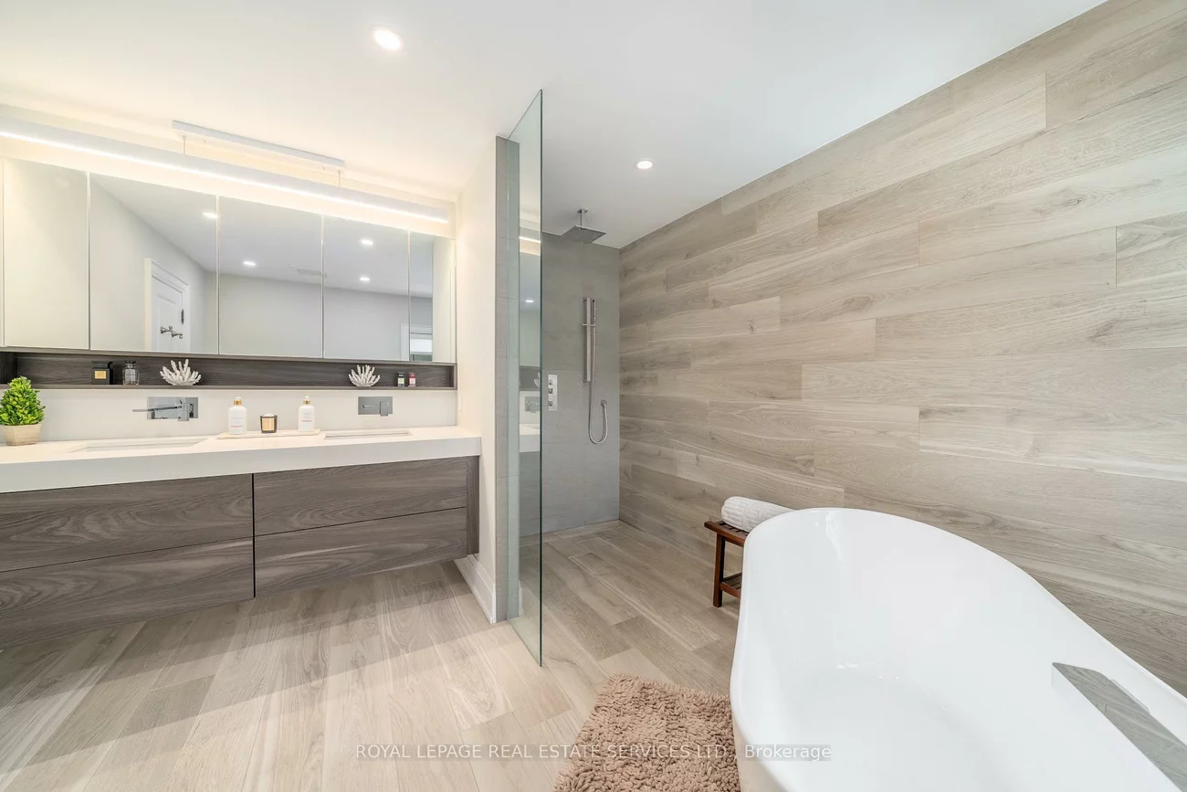 16, Sherman Oaks, Hills of St Andrew, Aurora