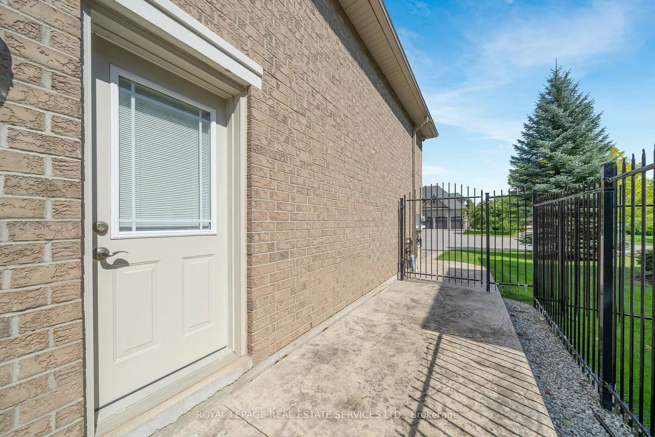 16, Sherman Oaks, Hills of St Andrew, Aurora