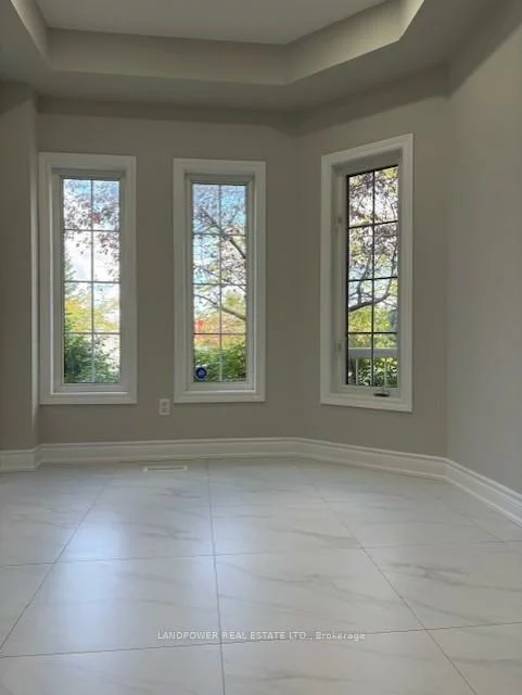 447, Hollandview, Bayview Wellington, Aurora