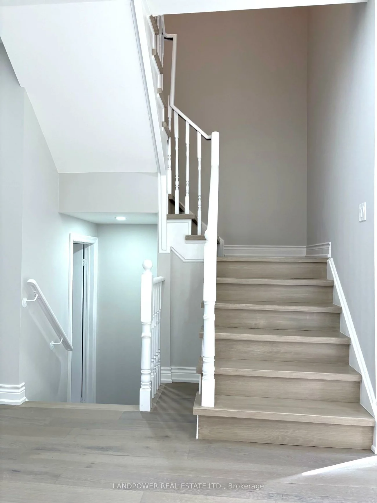 447, Hollandview, Bayview Wellington, Aurora