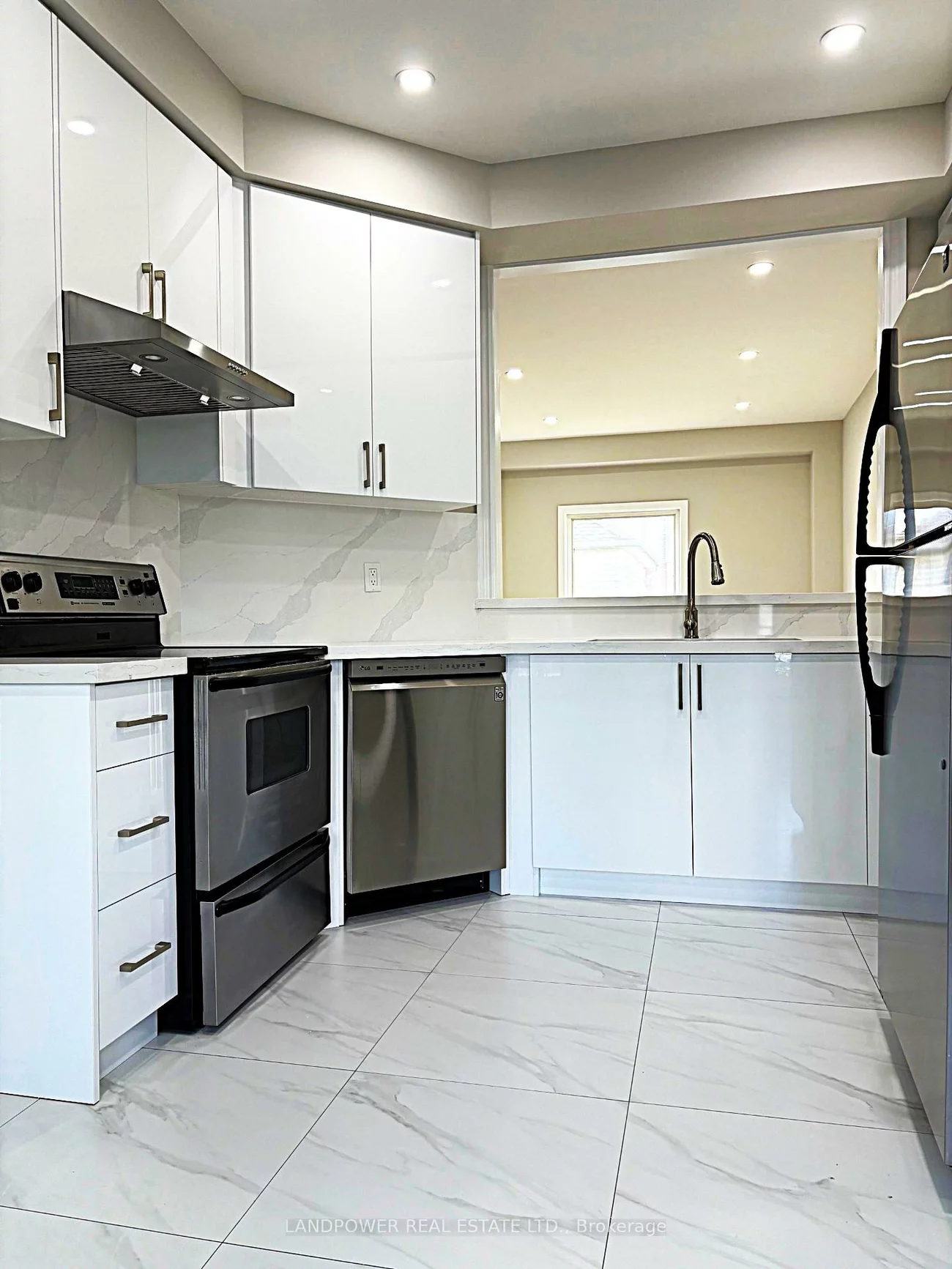 447, Hollandview, Bayview Wellington, Aurora